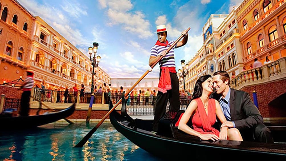 正在顯示第 2 張相片,共 4 張。 Happy couple enjoying gondola ride in Tuscany themed atmosphere.