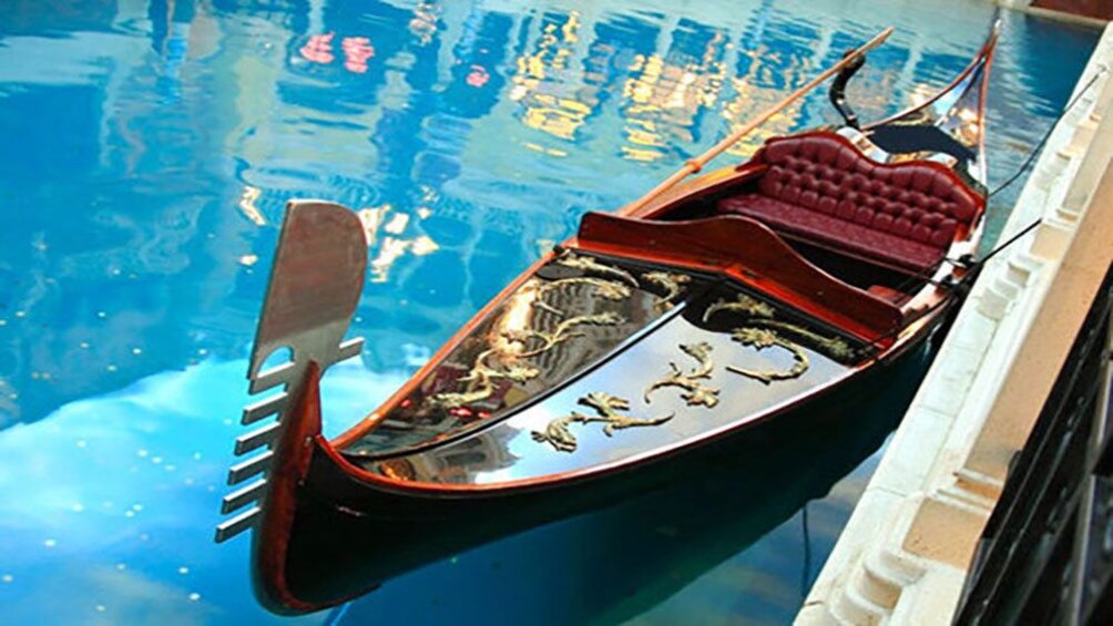 正在顯示第 3 張相片,共 4 張。 intricate detail of gondola upon calm water