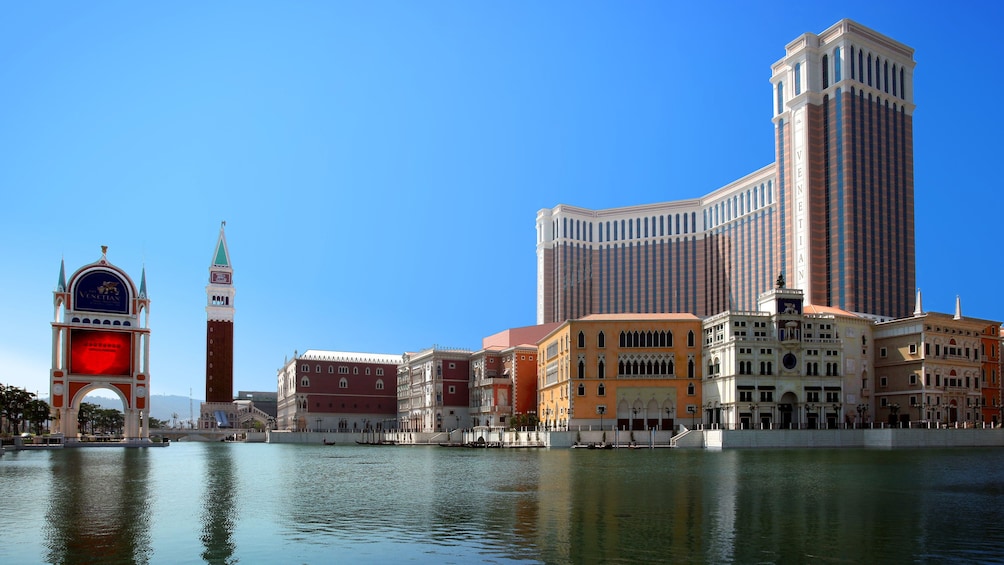 Tampilkan item 2 dari 5. sunny blue skies and water view of Venetian hotel and and tower.