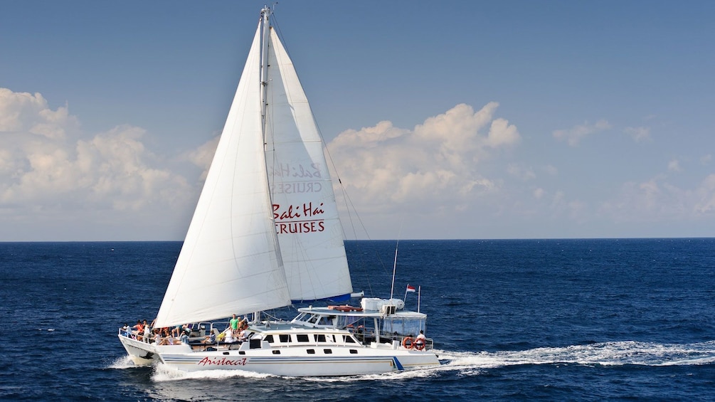 Tampilkan item 1 dari 10. Sailboat on the waters in Bali