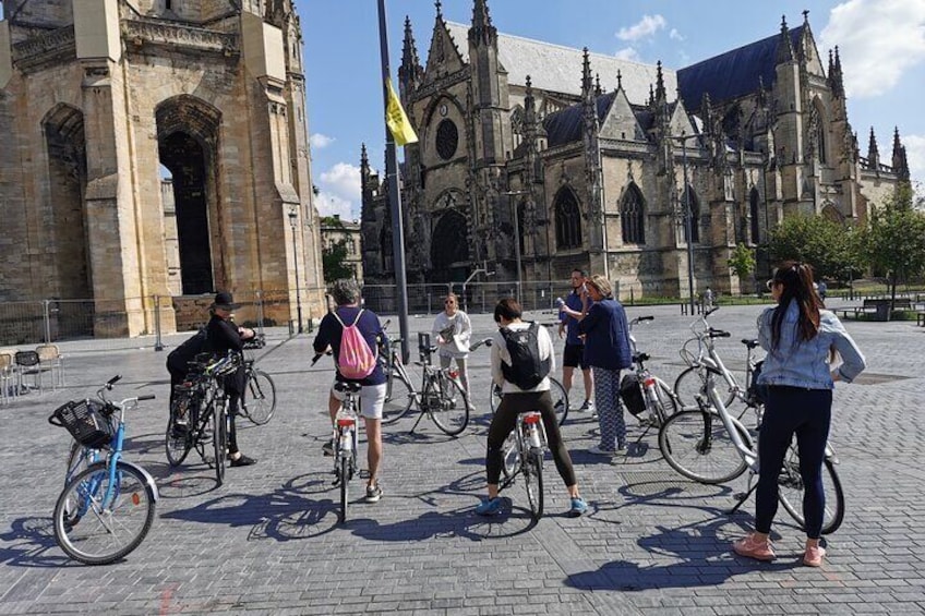 Bordeaux tourist excursion by bike "Burdigala over time"