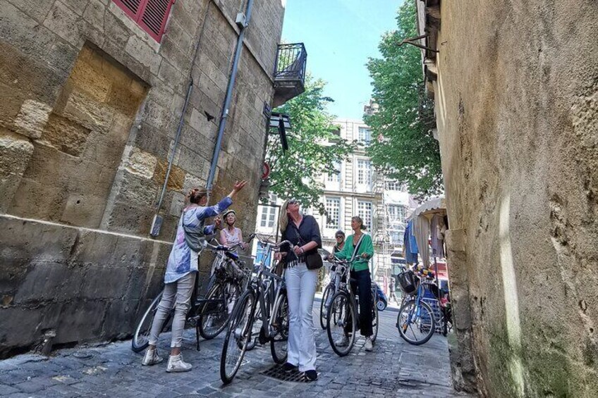 Bordeaux tourist excursion by bike "Burdigala over time"