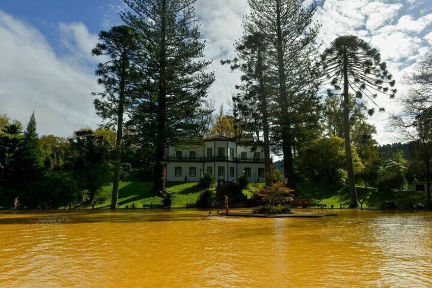 Terra Nostra Park hot springs