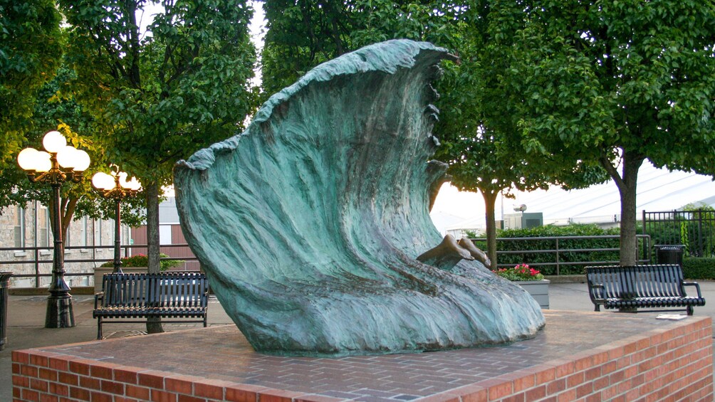 Statue of wave on tour in Newport