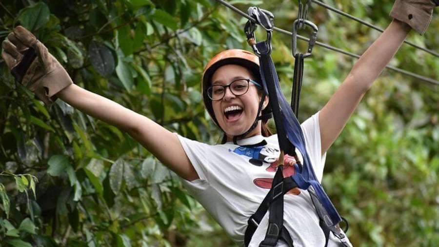 Mindo Ziplines Tour, offers a 10-wire tour through the cloud forest where you can enjoy adventure, nature, adrenaline.