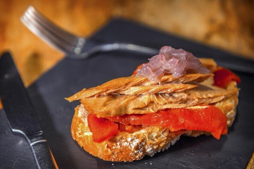 Gastronomic Workshops: pintxos-tapas, dishes or desserts.