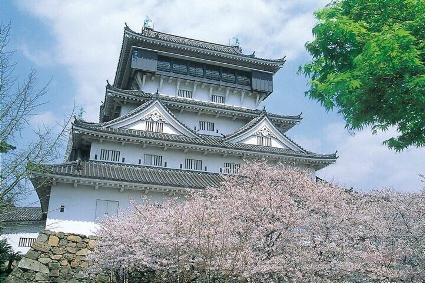 "Kokura castle": Once home to famous swordsman Miyamoto Musashi, now a castle park with entertainment nearby.