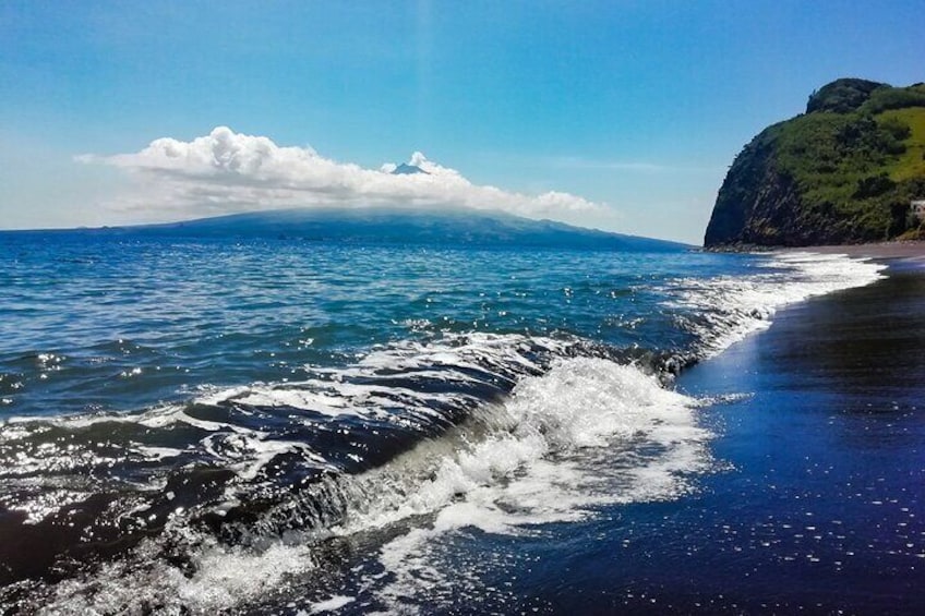 Praia do Almoxarife overlooking the island of Pico.