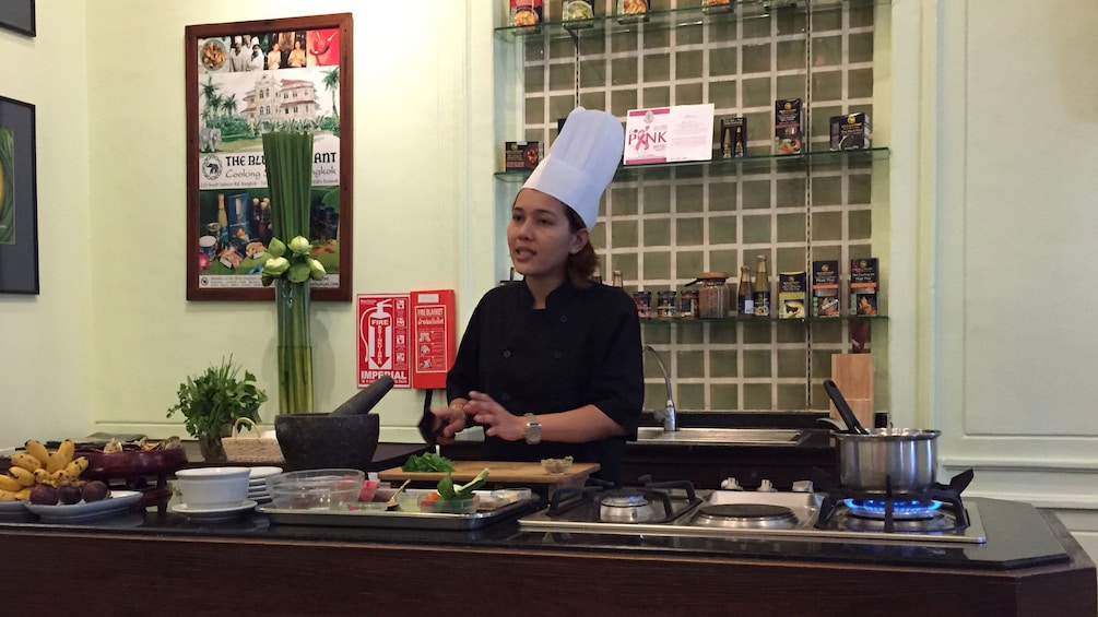 Chef leads a Thai cooking class