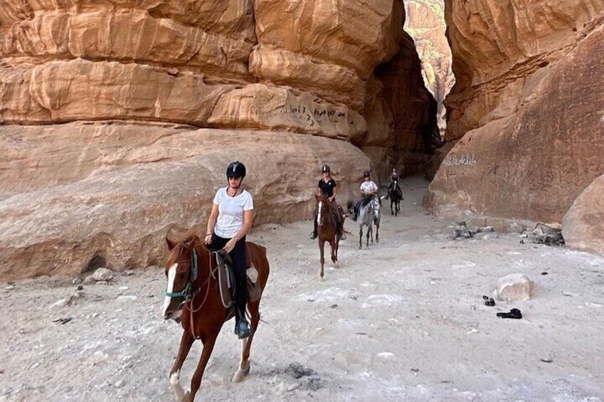  horse riding 2 hours tour in Wadi Rum