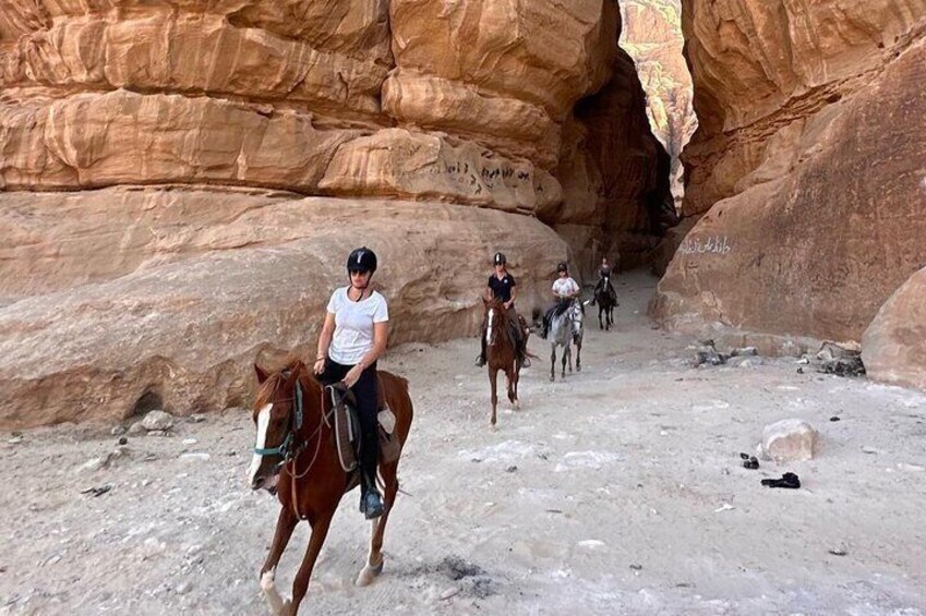 horse riding 2 hours tour in Wadi Rum