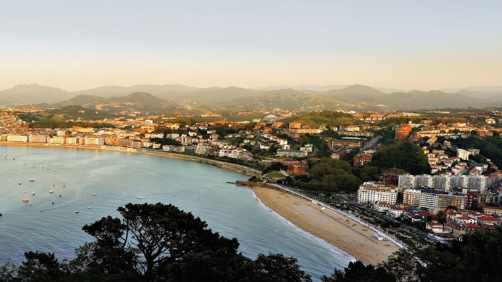 Öppna foto 5 av 10. Panoramic view of San Sebastian and shoreline
