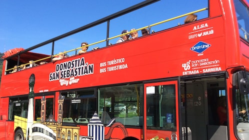 Autobús turístico que recorre Donostia-San Sebastián