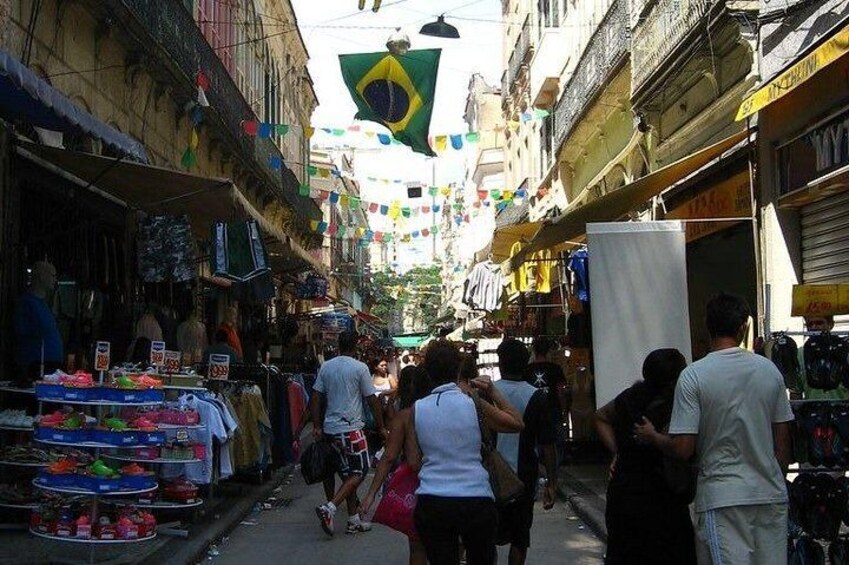 Sahara is a commercial part of the urban center of Rio, where you will find people from all over Brazil selling typical Brazilian products. Like: Hawaiian slippers, bikinis and etc.