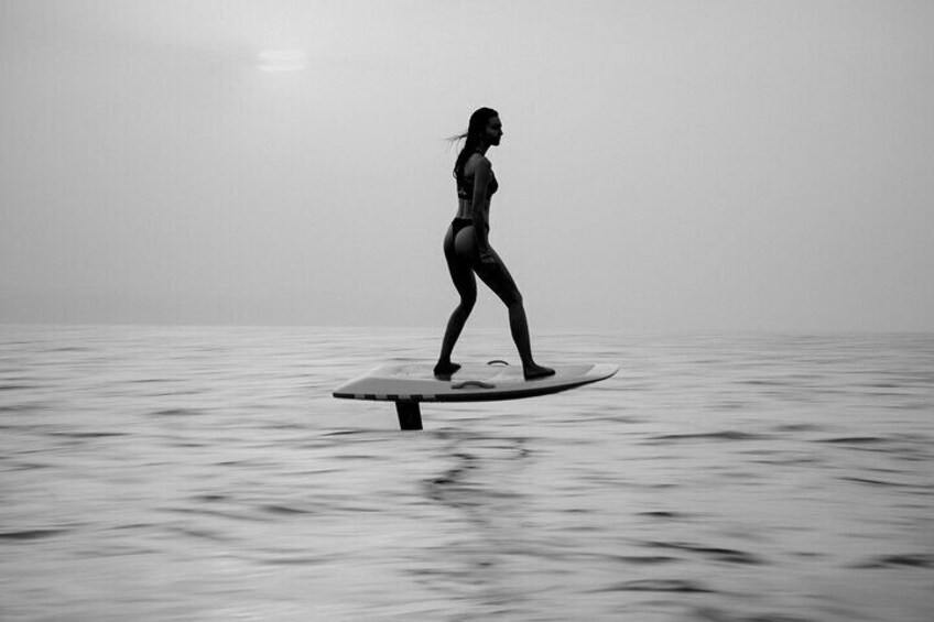 E-foil - fly above the water with a electric surfboard