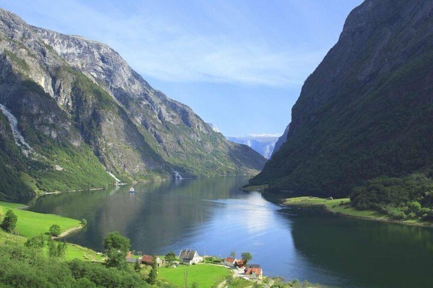 Guided day tour to Flåm - incl Premium Nærøyfjord Cruise and Flåm Railway