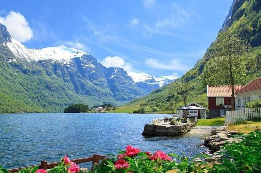 Guided day tour to Flåm - incl Premium Nærøyfjord Cruise and Flåm Railway