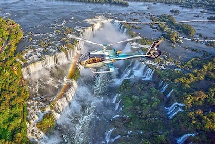 Panoramisk helikopterflyvning over Iguazu Falls