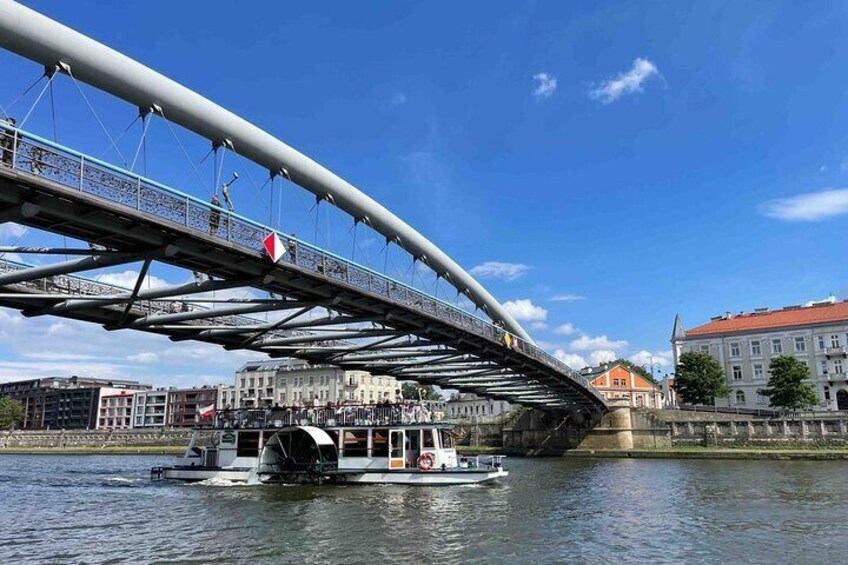 Sail under the Bernatka Bridge which connects the old Kazimierz district with the Podgórze area. Feel the romantic ambiance as you glide beneath the intertwining paths.