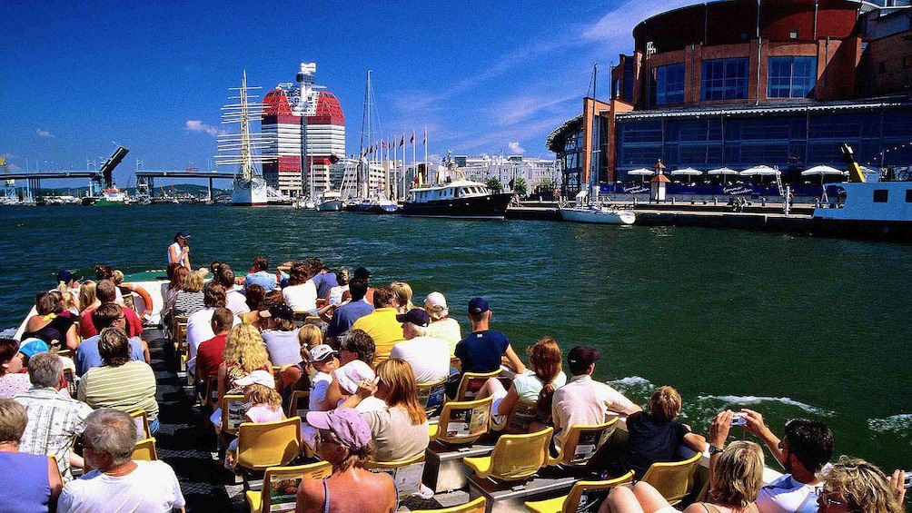 Åpne bilde 1 av 5. View of Gothenburg from a Hop-On Hop-Off boat cruise with passengers