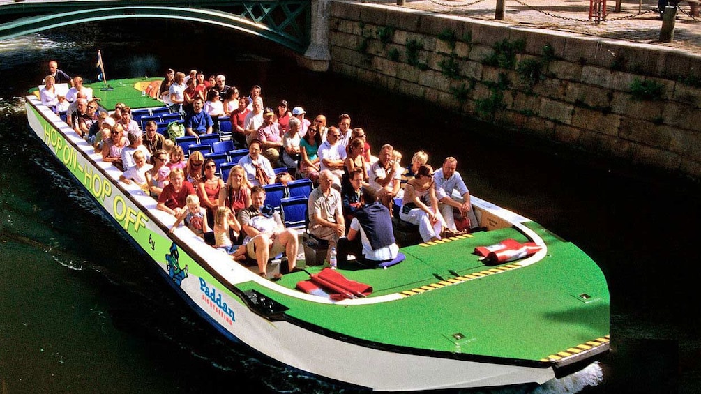 Åpne bilde 4 av 5. Open-Top Hop-On Hop-Off boat with passengers in Gothenburg