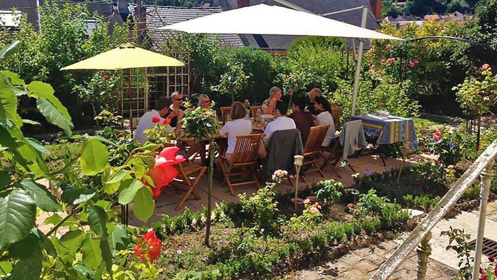 Charger l’élément 4 sur 5. Lunch at local garden in France