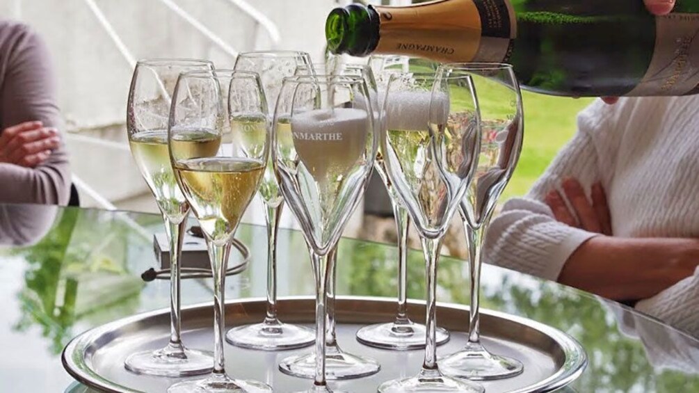 Charger l’élément 1 sur 5. Pouring champagne in Paris France