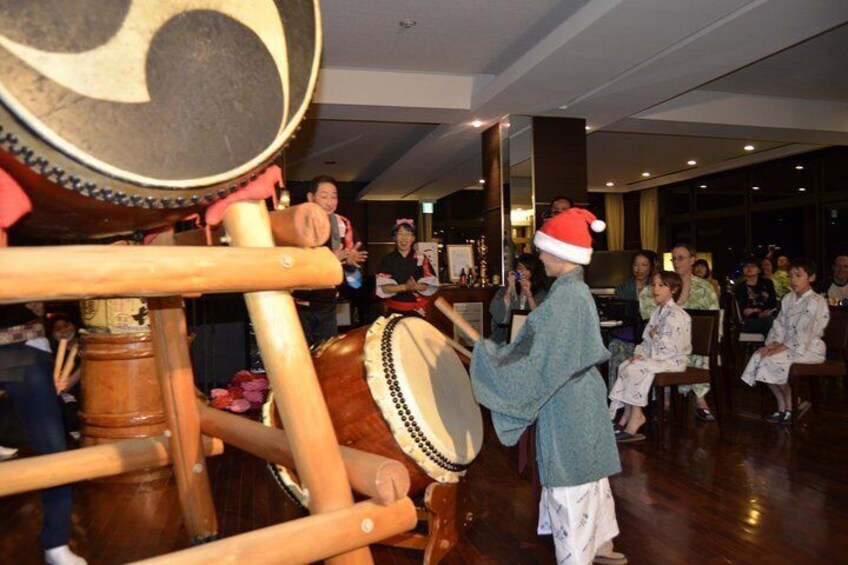 Cultural performances like the Taiko Drum are included in our tours