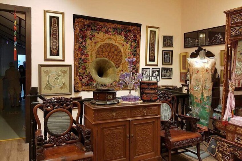 5-Hour Peranakan Heritage Tour with Peranakan Tile Painting