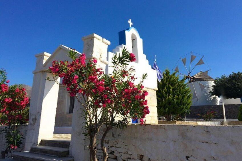 City walk, photo walk tour of Naoussa, traditional harbour village of Paros