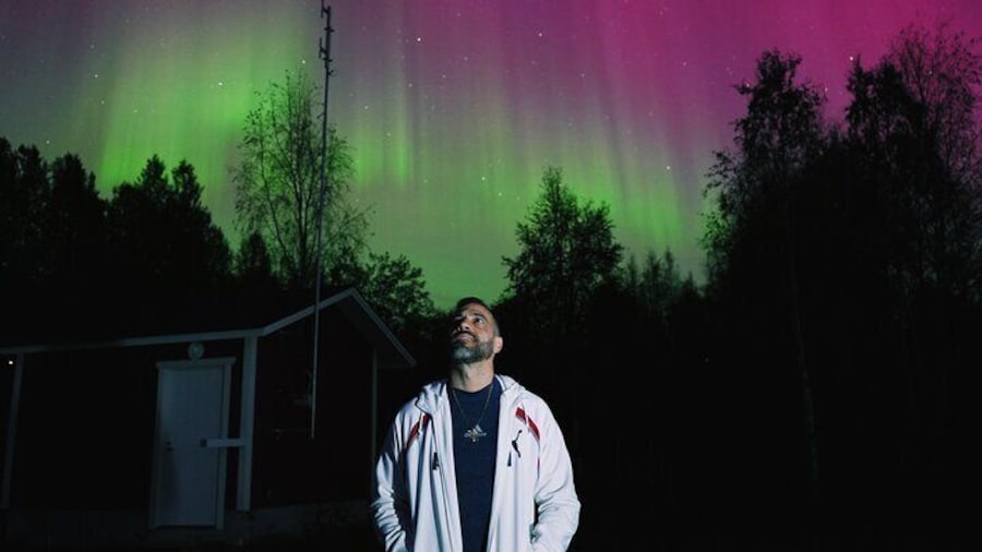Northern lights hunting photo tour with bbq; small groups