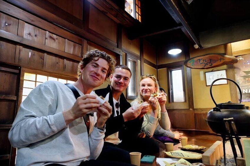 Sharing laughter and local flavors – a perfect moment around the IRORI hearth.
