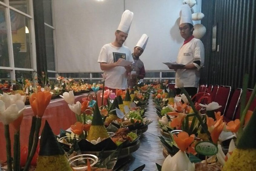 Reviews with Chef, Bagas, Emil for traditional indonesian birthday main meal.
It is always an opportunity to check and grow your cooking skills at Kooky events with our professional host Al Nazwa Cafe