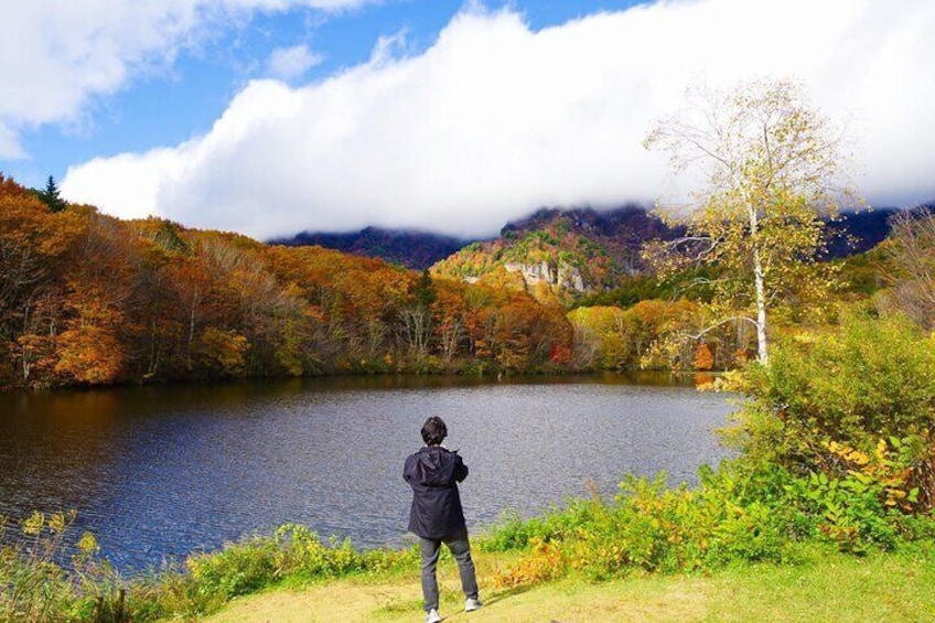 Taking in the serene view of Kagami-ike Pond in autumn.