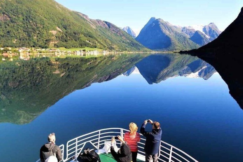 Enjoy our tour by boat of the fjords and glaciers of Norway, starting from Bergen.