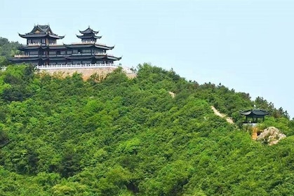 Private Tour to Hike on Qionglong Mountain with Vegetarian Noodles & Tea Ta...