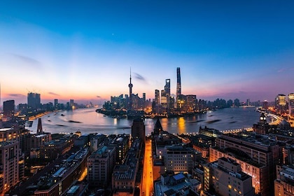Shanghai VIP River Cruise Experience with Dinner and Guide