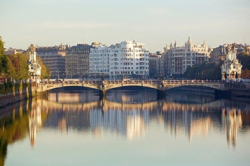 San Sebastian Walking Tour with Pintxo and a Drink