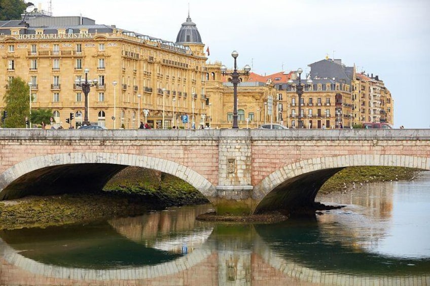 San Sebastian Walking Tour with Pintxo and a Drink