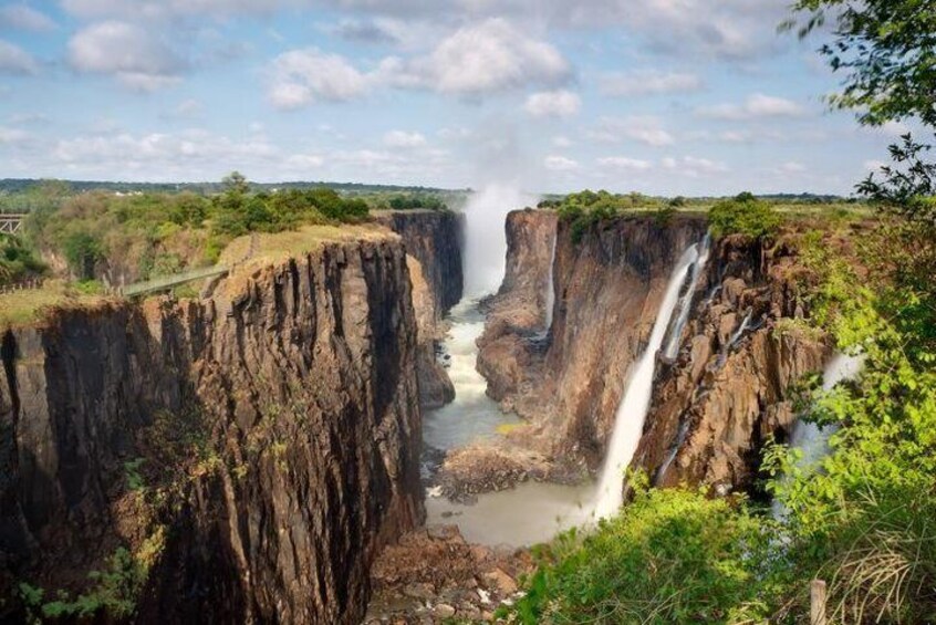 See the impressive Victoria Falls on a walking Tour!