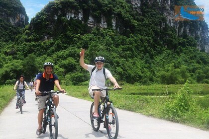 Mua Cave - Tam Coc - Bich Dong Day tour with transfer, local family & bike