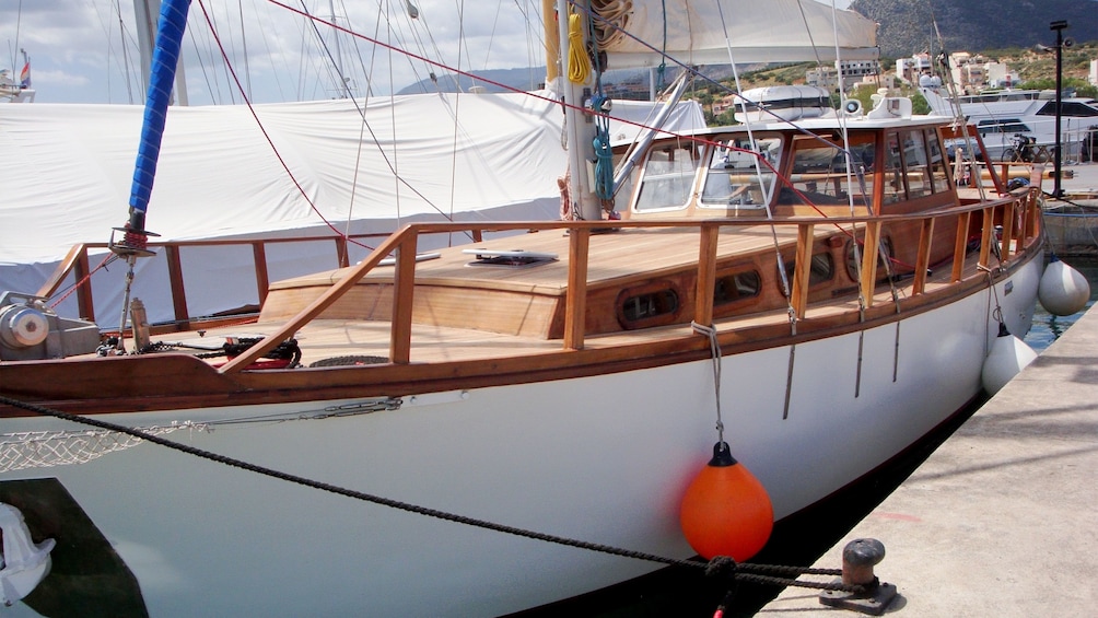 Foto 4 von 10 laden Sailboat docked in the marina of Mirabello Bay