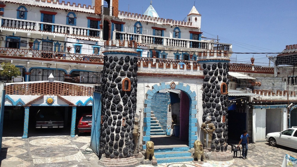 Day view of a building in Puebla 