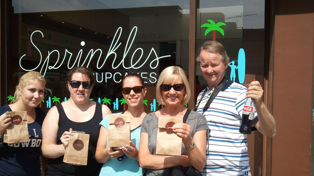Cargar ítem 2 de 10. Group in front of Sprinkles cupcakes store in Los Angeles