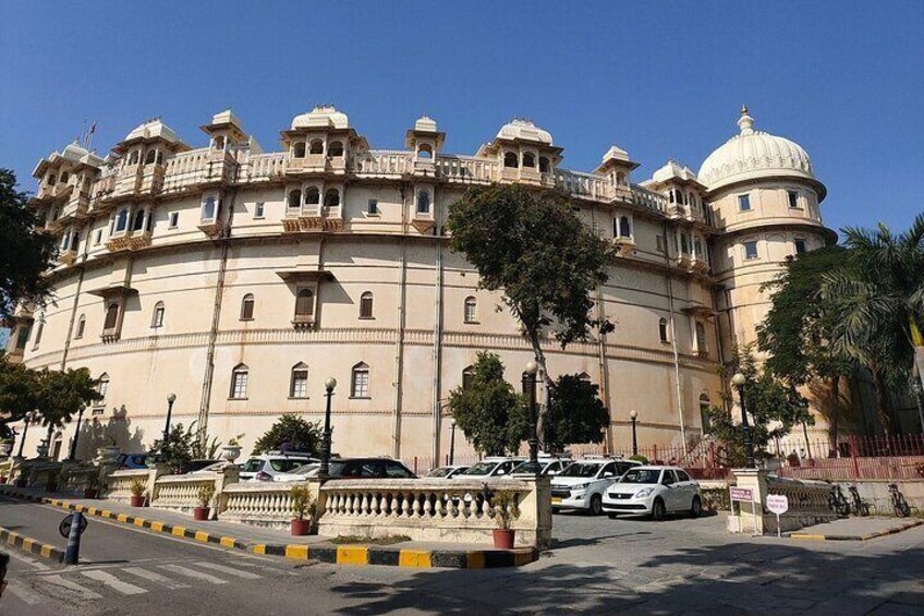 Udaipur Sightseeing Day Tour with Professional Guide and Driver