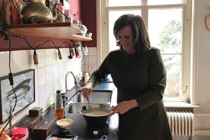 Private holländische Pfannkuchenstunde mit einem Einheimischen in ihrem Hau...