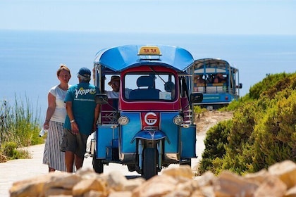 Gozo Tuk Tuk Chauffered Tour med korsning och retur med Yippee Island Hoppe...