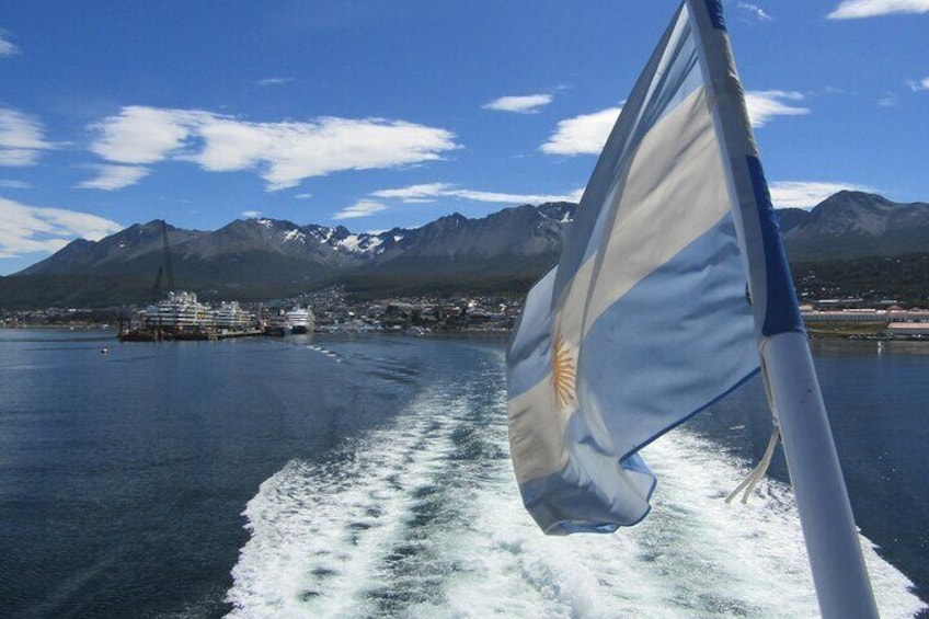 Navigation in the Beagle Channel with minitrekking USHUAIA