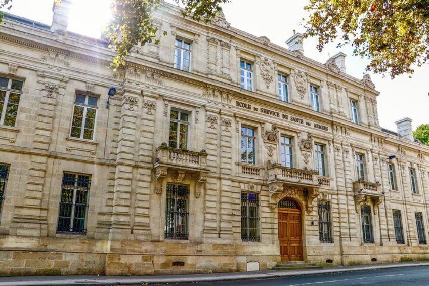 Architectural Walk of Bordeaux with a Local
