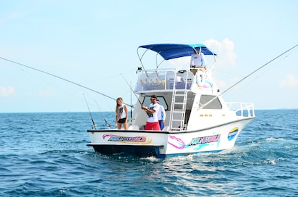 Excursion de pêche en haute mer partagée en famille à Cancun